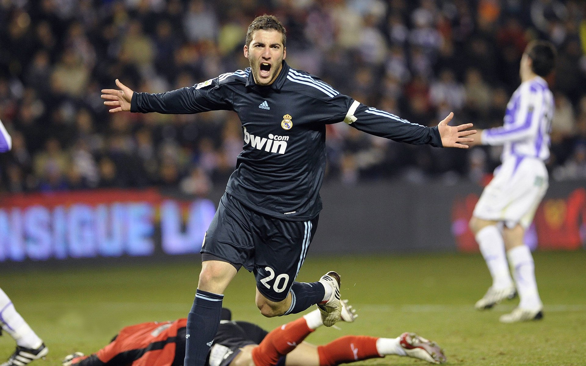 跨越赛场的英雄叙事，广厦破局与詹姆斯在德甲的关键球时刻